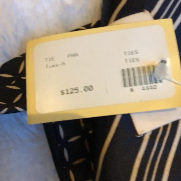 Beautiful Cavallini Beverly Hills Black and Gold Tie - Picture 7 of 7